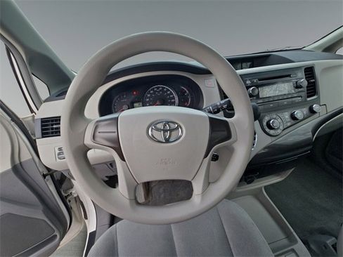 Used 2011 Toyota Sienna image 16