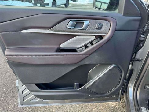 Used 2025 Ford Explorer Platinum image 16