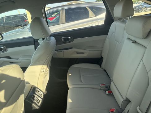 Used 2023 Kia Sorento S image 9