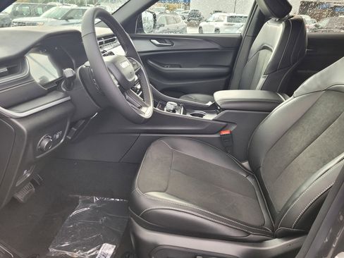 New 2025 Jeep Grand Cherokee Altitude image 10