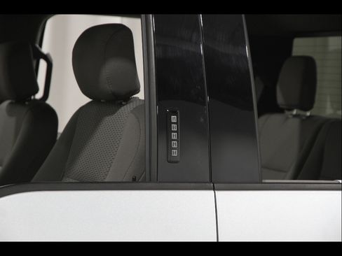 Used 2018 Ford F150 XLT w/ Equipment Group 302A Luxury AWD/4WD image 4