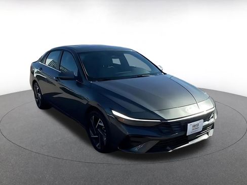 Used 2025 Hyundai Elantra Limited image 3