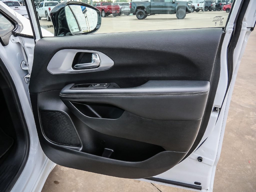 Used 2025 Chrysler Pacifica Limited FWD image 22