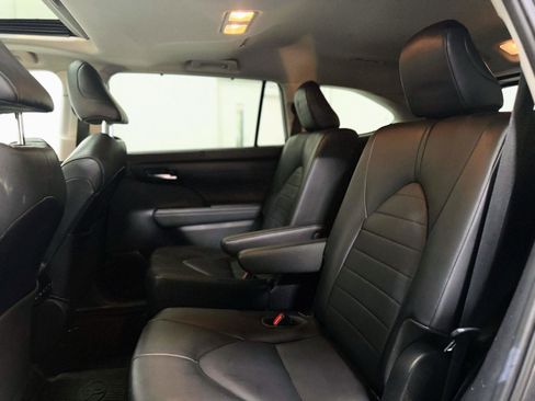 Used 2020 Toyota Highlander XLE image 17