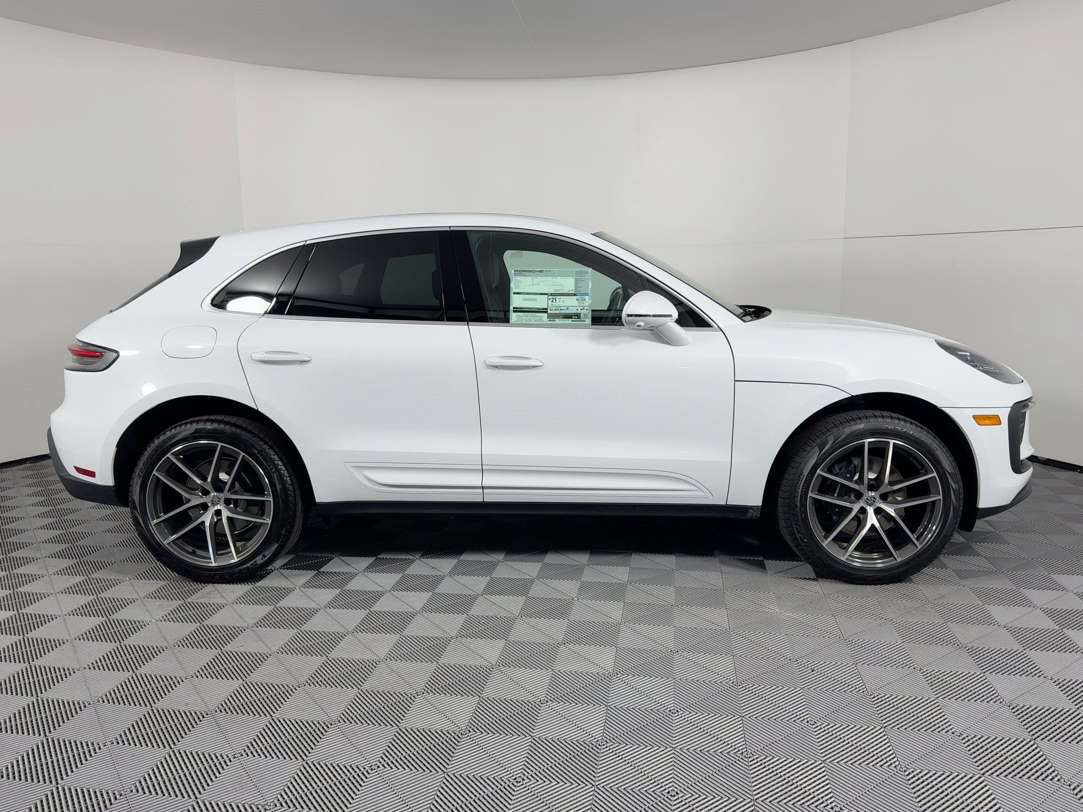Certified 2026 Porsche Macan AWD/4WD image 8