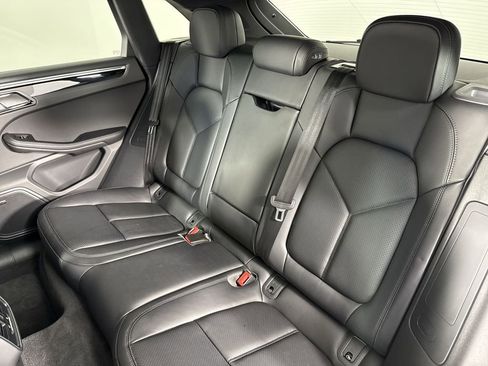 Certified 2025 Porsche Macan AWD/4WD image 21
