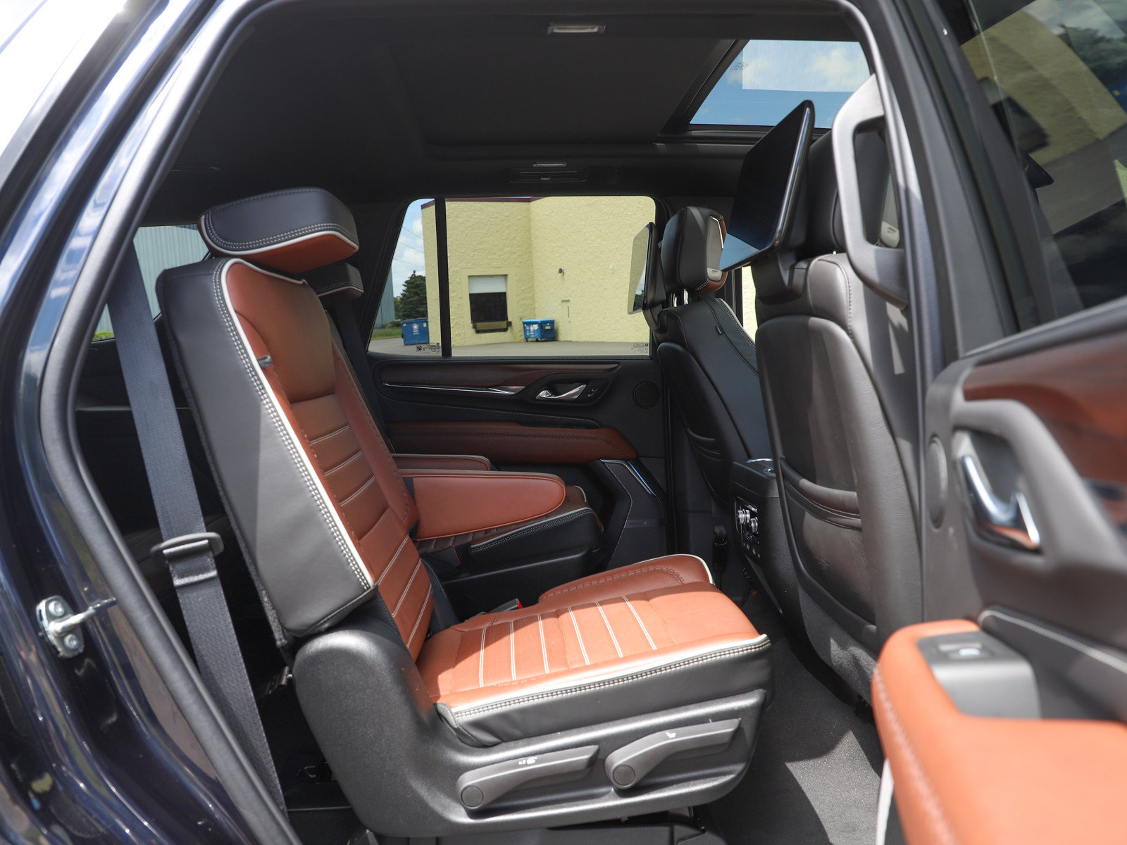 Used 2023 GMC Yukon Denali Ultimate AWD/4WD image 11