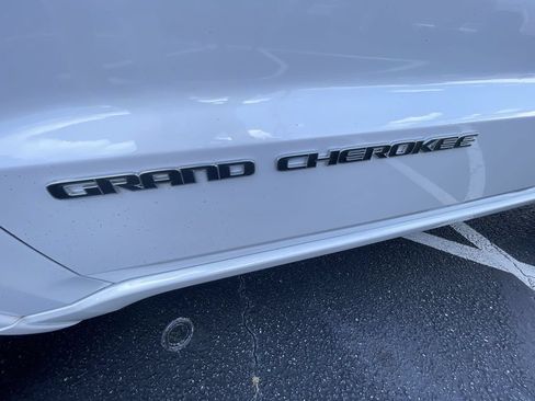 Used 2020 Jeep Grand Cherokee Overland AWD/4WD image 33