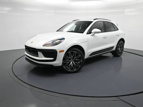 Certified 2026 Porsche Macan AWD/4WD image 1