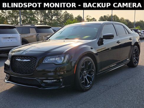 Used 2018 Chrysler 300 S w/ 300S Premium Group 2 RWD image 3
