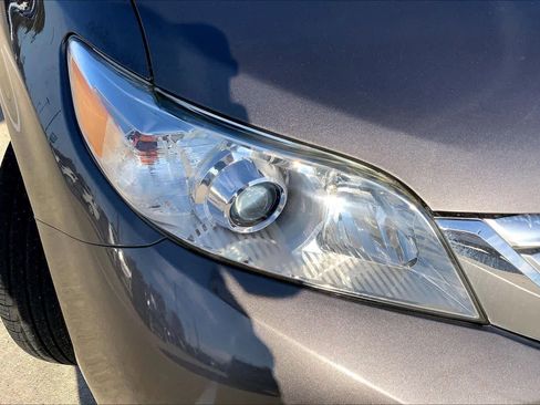 Used 2011 Toyota Sienna Limited image 26