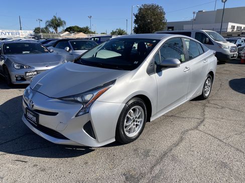 Used 2016 Toyota Prius Two FWD image 2
