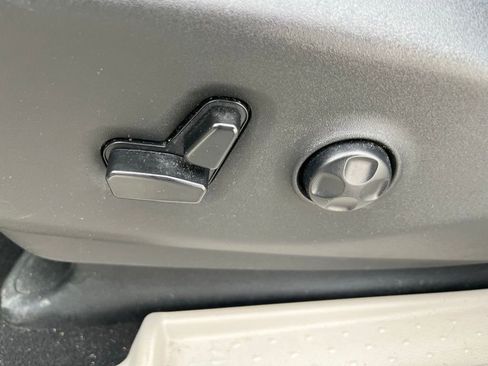 Used 2023 Chrysler Voyager LX image 8