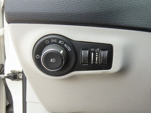 Used 2018 Jeep Compass Latitude w/ Popular Equipment Group FWD image 26