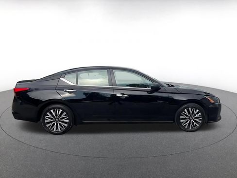 Used 2025 Nissan Altima 2.5 SV FWD image 16