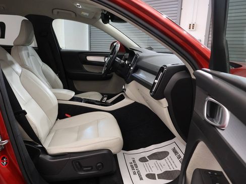 Used 2019 Volvo XC40 T4 Momentum FWD image 17