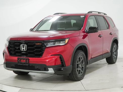 Certified 2025 Honda Pilot TrailSport image 4