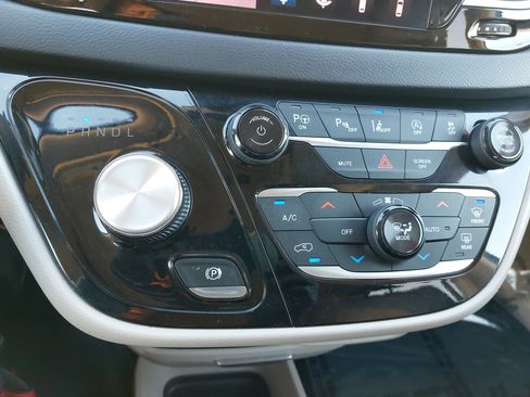 Used 2019 Chrysler Pacifica Touring-L Plus w/ Advanced Safetytec Group image 23