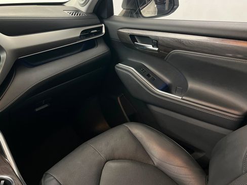 Used 2022 Toyota Highlander Limited FWD image 11