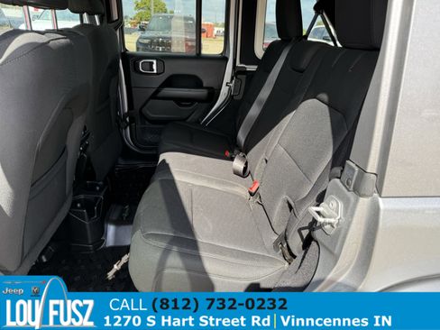 Used 2018 Jeep Wrangler Unlimited Sahara image 11