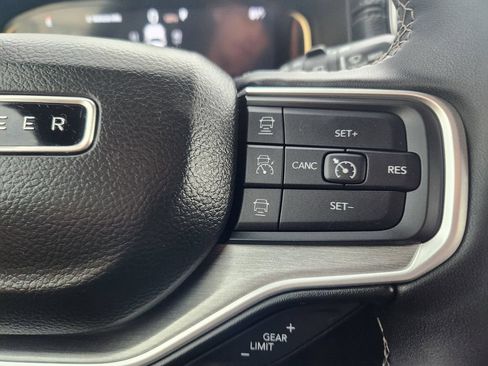 Used 2025 Jeep Wagoneer L 4WD image 26