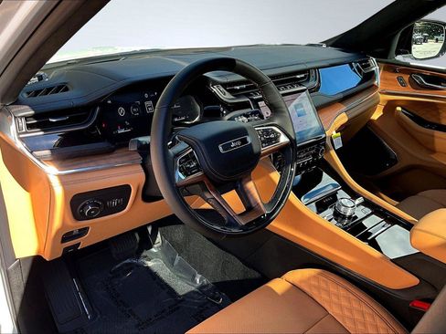 New 2025 Jeep Grand Cherokee Summit image 6