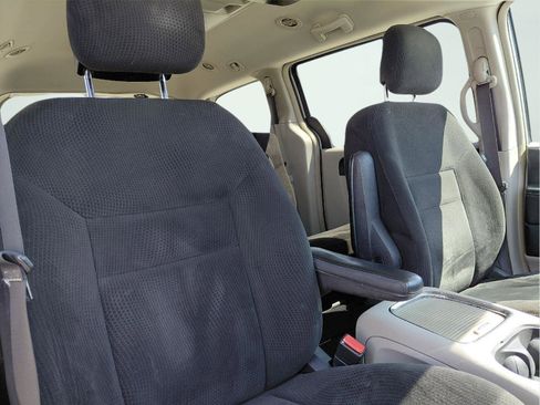 Used 2015 Chrysler Town & Country Touring FWD image 11