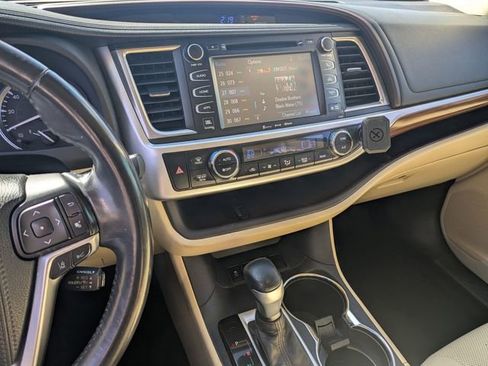 Used 2017 Toyota Highlander Limited image 19