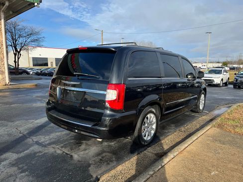 Used 2016 Chrysler Town & Country Touring image 7