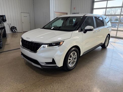 Used 2023 Kia Carnival LX image 2