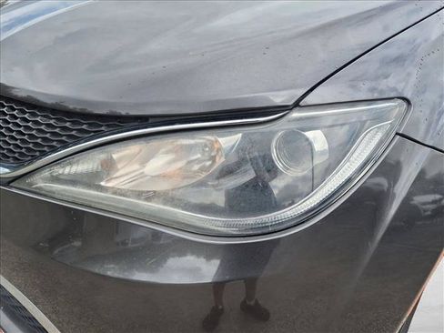 Used 2017 Chrysler Pacifica Touring Plus w/ Tire & Wheel Group FWD image 11