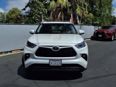 Certified 2024 Toyota Highlander XLE FWD image 2