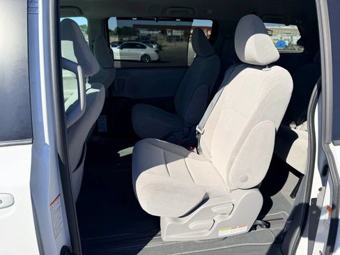 Used 2018 Toyota Sienna LE FWD image 12