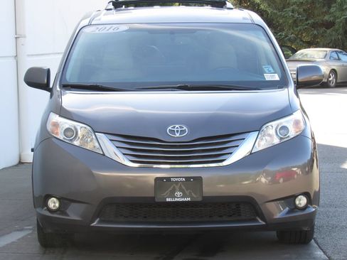 Used 2016 Toyota Sienna XLE w/ XLE Navigation Package FWD image 2