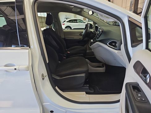 Used 2023 Chrysler Voyager LX FWD image 10