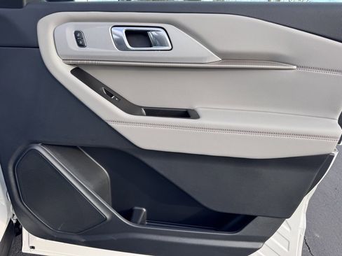 Used 2025 Ford Explorer Active w/ Active Comfort Package image 31