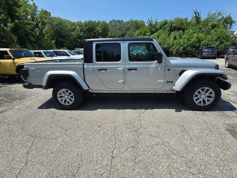 Used 2023 Jeep Gladiator Sport AWD/4WD image 9