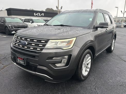 Used 2016 Ford Explorer XLT w/ Equipment Group 202A image 3