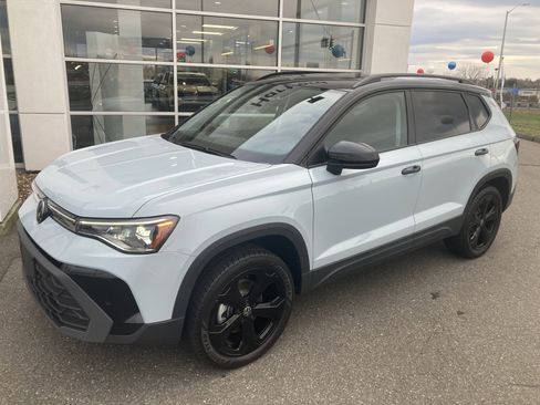 Certified 2025 Volkswagen Taos SE image 2