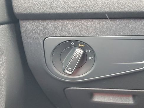 Used 2023 Volkswagen Tiguan SE w/ Panoramic Sunroof Package image 18