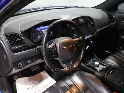 Used 2019 Chrysler 300 S image 17