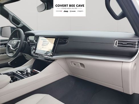 New 2026 Jeep Grand Wagoneer L 2WD image 14