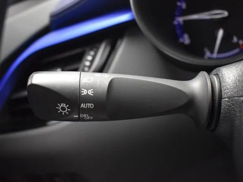 Used 2022 Toyota C-HR XLE image 25