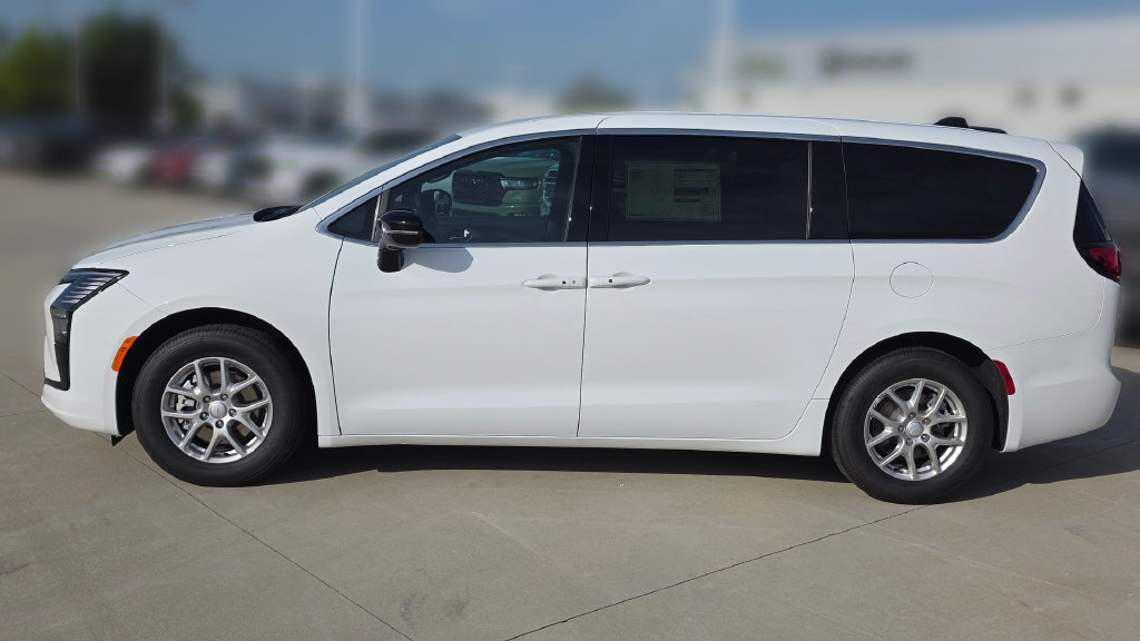 New 2027 Chrysler Pacifica Select FWD image 2