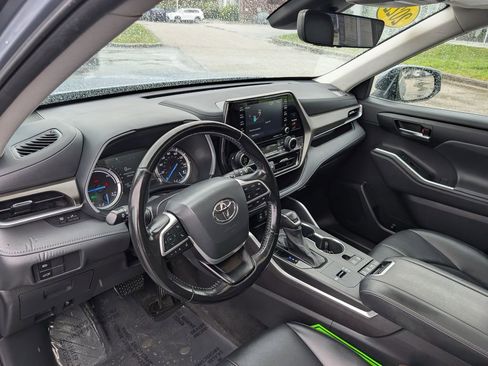 Used 2022 Toyota Highlander XLE AWD/4WD image 18
