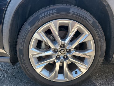 Used 2020 Toyota Highlander Limited FWD image 11