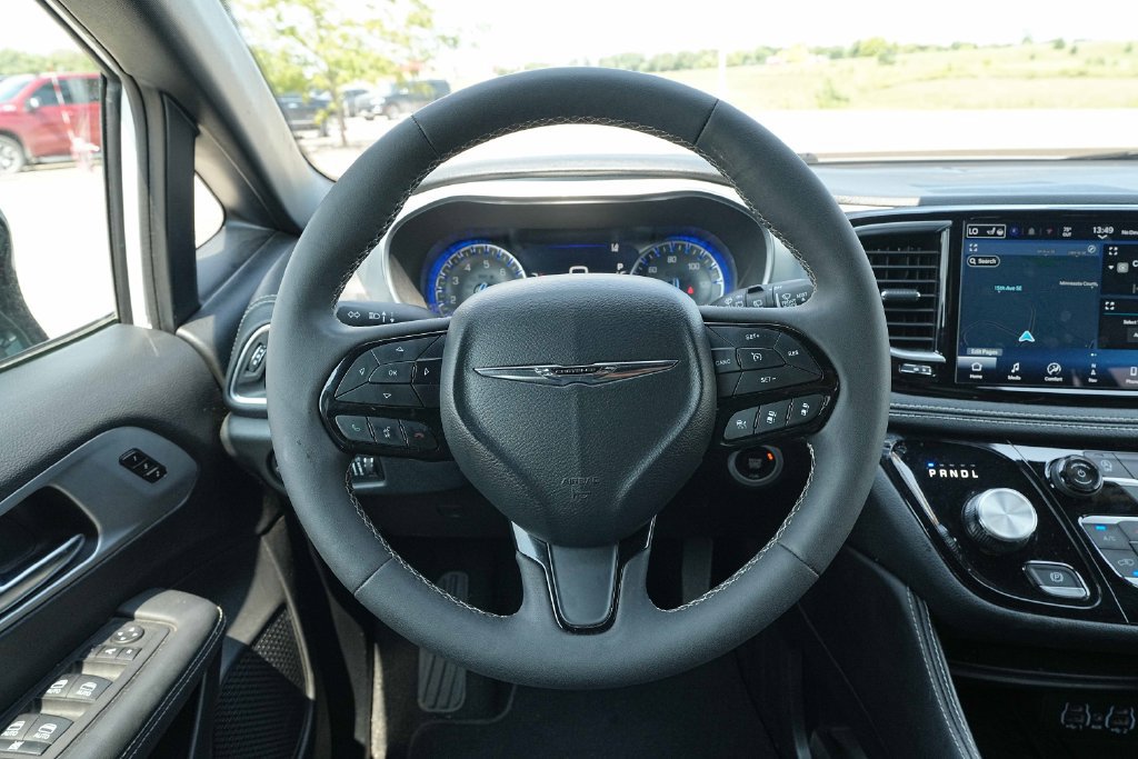 Used 2025 Chrysler Pacifica Limited FWD image 33