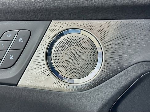 Used 2025 Buick Enclave Avenir image 17