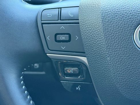 Used 2025 Toyota Camry SE w/ Convenience Package image 15