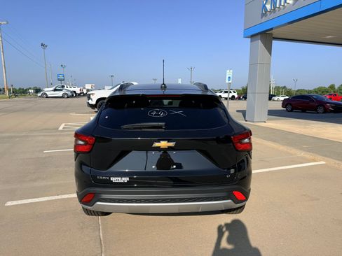 Used 2026 Chevrolet Trax LT w/ LT Convenience Package FWD image 5